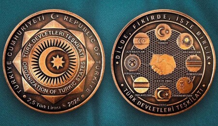 Erdoğan, TDT Zirvesi'nde KKTC bayrağının da bulunduğu özel hatıra parayı liderlere hediye etti