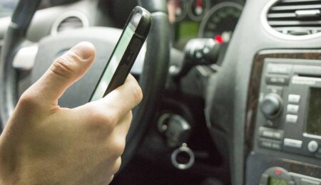 Polisten sürücülere direksiyondayken cep telefonu kullanmama uyarısı