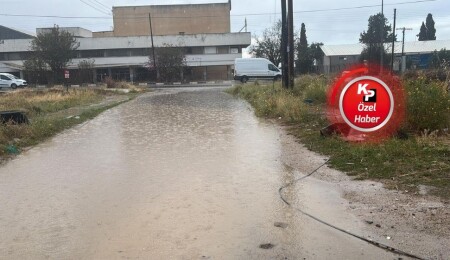 Maraş sakinleri çözüm bekliyor: Her yağmurda sokağın giriş ve çıkışları kapanıyor!