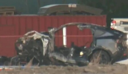 Kanada'da kaza yapan Tesla araç kapılarını kilitledi, 4 kişi yanarak can verdi