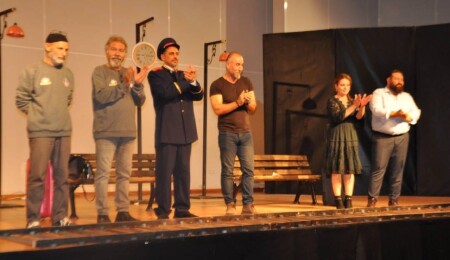 İskele Belediye Tiyatrosu, “Yirmibironbeş Treni” oyunuyla Güzelyurt’ta izleyiciyle buluştu