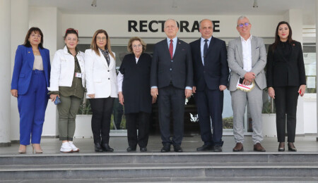 Meclis Başkanı Töre, Girne Amerikan Üniversitesini ziyaret etti