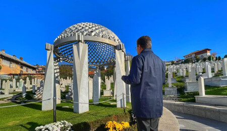 Ünal Üstel Bosna Hersek’te bulunan Kovaçi Şehitlik Mezarlığı’nı ziyaret etti