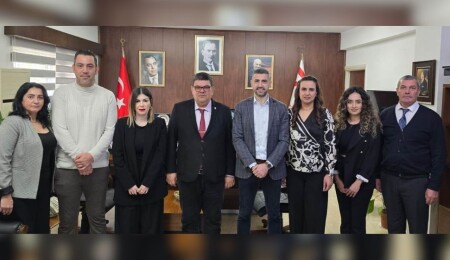 Maliye Bakanı Berova, Kıbrıs Türk Sigorta Acenteleri Birliği Derneği’ni kabul etti