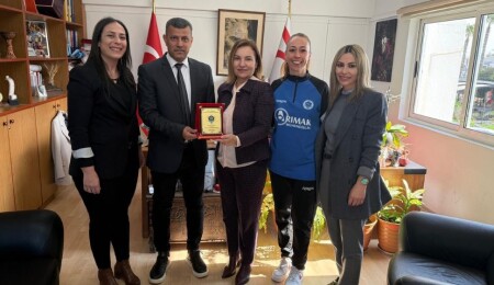 Mağusa Spor Akademisi Kadın Futbol Takımı, Kültür Dairesi Müdürü Şirin Zaimağaoğlu’nu ziyaret etti