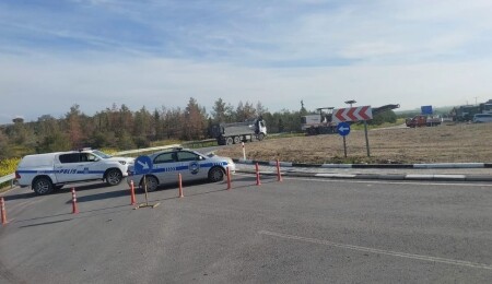 Asfaltlama nedeniyle Ercan yolunun gidiş yönü bugün de trafiğe kapalı