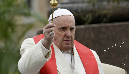 Vatikan, hastanede tedavi altındaki Papa Franciscus'ta zatürre geliştiğini açıkladı