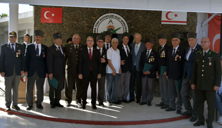 Yeşilçam’ın ünlü oyuncusu Ediz Hun, şehit yakınları ve gazilerle ile bir araya geldi