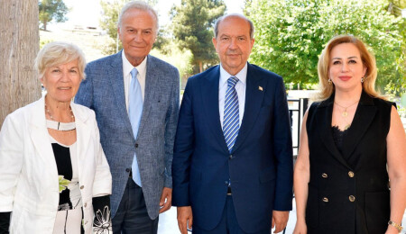 Cumhurbaşkanı Tatar ve eşi Sibel Tatar, sanatçı Ediz Hun’la bir araya geldi