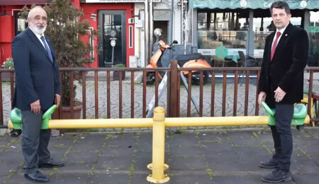 Ordu’da büyükşehir belediye başkan adayları parkta karşılaşıp tahterevalliye bindi