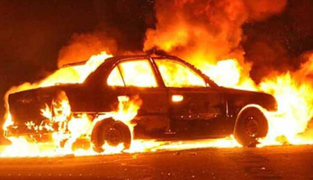 Girne’de seyir halindeki araç alev aldı: İki kişi hastaneye kaldırıldı