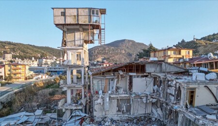 Hatay'da depremde çöken binanın ek yapısı ayakta kaldı