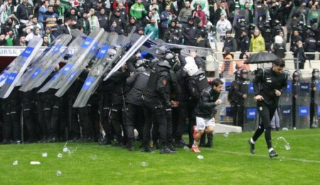 Bursaspor-Amedspor maçında futbolcular kavga etti! Tribünler sahaya yabancı madde yağdırdı