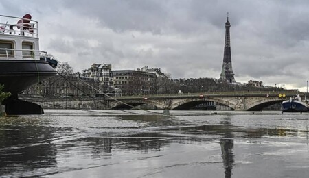 France Hits Record 102 Million Tourists As Americans Flock To Paris