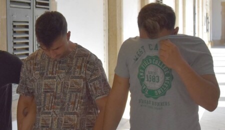 İlaç ve Eczacılık Yasasına aykırı hareket suçundan tutuklanan Ahmet Özkan ve Eren Can Aslan mahkemeye çıkarıldı