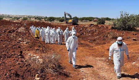 Libya’daki sel felaketinde hayatını kaybedenler toplu mezarlara defnediliyor