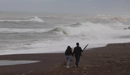 Düzce'de kuvvetli rüzgar nedeniyle dalga boyu 5 metreye ulaştı