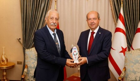 Cumhurbaşkanı Tatar, Türk Dünyası şiir ödülünü kazanan Öksüzoğlu’nu kabul etti