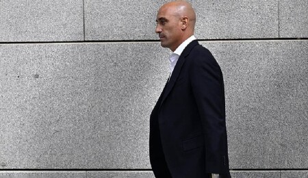 FIFA'dan eski İspanya Futbol Federasyonu Başkanı Rubiales'e üç yıl men cezası