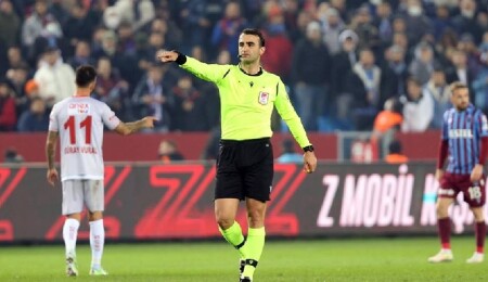 IFAB, taktik faul ve itirazlar için futbolcuya 10 dakikalık cezayı değerlendiriyor