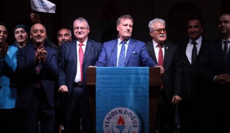 YDP'ye yeni katılan 270 kişiye rozet takıldı