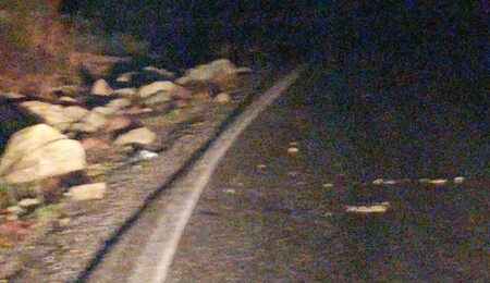 Polis uyardı: Çamlıbel - Girne Anayolunun Geçitköy mevkiinde yol içerisine kaya parçaları düşmekte