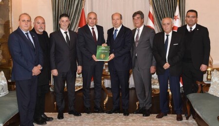 Şehit Aileleri ve Malül Gaziler Derneği, hazırladığı “Şehitler Ölmez Albümü”nü Cumhurbaşkanı’na takdim etti