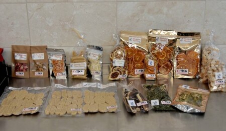 KKTC’nin ilk meyve-sebze kurutma tesisi Yeşilyurt’ta açıldı