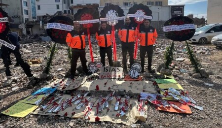 İsias Otel enkaz alanına Gönyeli-Alayköy Belediyesi adına çelenk bırakıldı