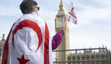 Kıbrıslı Türkler, 60. yılında BMGK'nin Kıbrıs'a barış gücü gönderilmesi kararını Londra'da protesto etti
