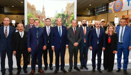 Ersin Tatar Uluslararası Berlin Turizm Fuarı'nı ziyaret etti