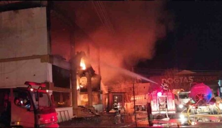 Sivil Savunma Ekipleri Işıl Reklam’da çıkan yangına müdahale ediyor