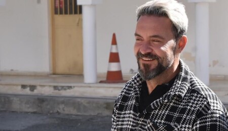 Yetkisi olmadığı halde lazerle dövme silme işlemi yaparken müşterinin elini yaktı, tutuklandı!