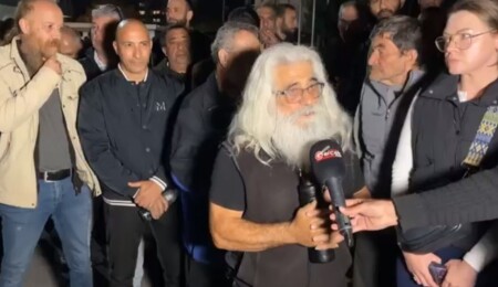 Serdinç Maypa için toplanan grup, sabaha kadar Lefkoşa Polis Müdürlüğü önünde bekleme kararı aldı