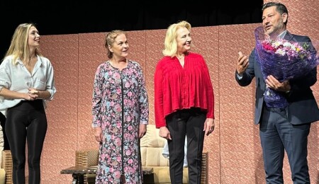 “Etekler ve Pantolonlar” tiyatro oyunu sahnelendi