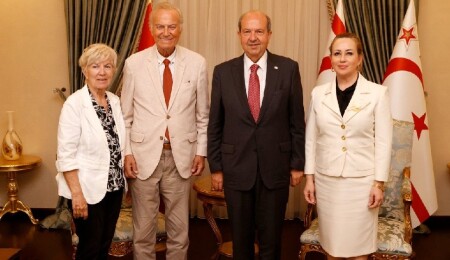 Ersin Tatar ve eşi Sibel Tatar, sanatçı Ediz Hun ile eşi Berna Hun’u kabul etti