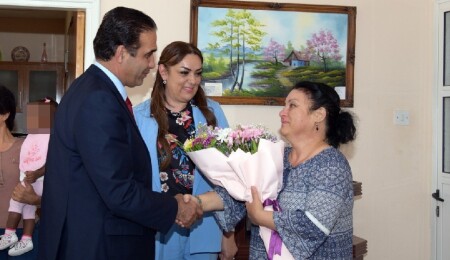 Gardiyanoğlu ve eşi, Anneler Günü dolayısıyla engelli çocukların annelerini ziyaret etti