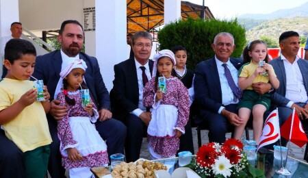 Ünal Üstel, miniklerin Dünya Süt Günü etkinliklerine katıldı