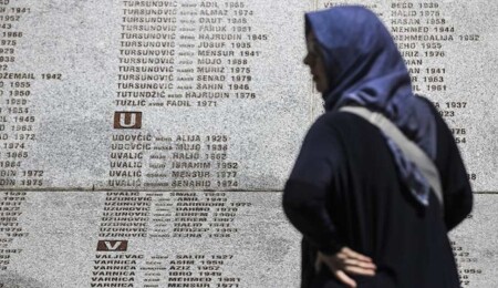 Srebrenitsa'da toprağa verilecek 14 soykırım kurbanı için mezar yerleri kazıldı