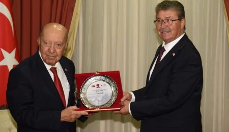 Üstel, 20 Temmuz Kıbrıs Zaferi Kutlama Dayanışma ve Kültür Derneği heyetini kabul etti