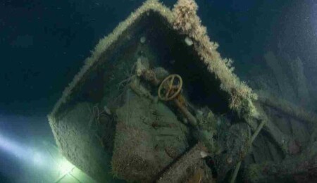 8 yaşındaki çocuk metal dedektörüyle 200 yıllık gemi enkazı keşfetti