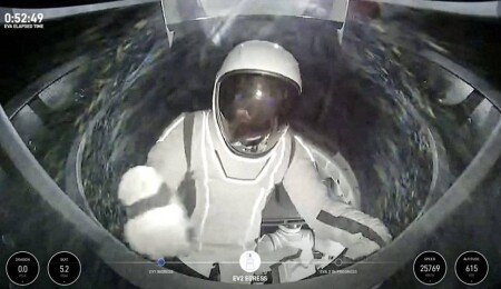 SpaceX tarih yazıyor: Dünyanın ilk özel uzay yürüyüşü gerçekleştirildi