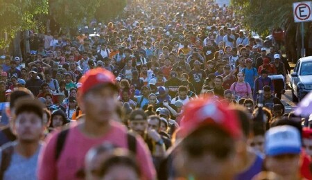 ABD'de başkan seçilmeden sınırı geçmek istiyorlar: Meksika'dan 2 bin 500 kişilik göçmen yola çıktı