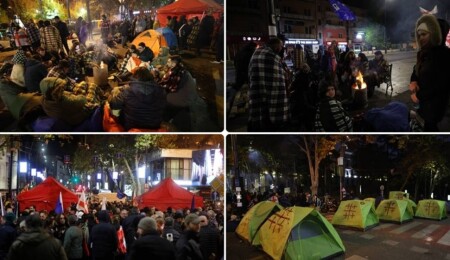 Gürcistan'da seçim sonuçlarını kabul etmeyen muhalifler Tiflis'te bir caddeyi trafiğe kapattı