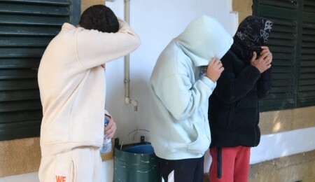 Araçlarında bıçak, sopa ve uyuşturucu bulunan 3 kişi tutuklandı