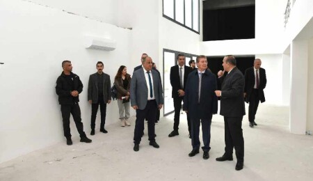 Ünal Üstel, yapımı süren tiyatro binasında incelemelerde bulundu