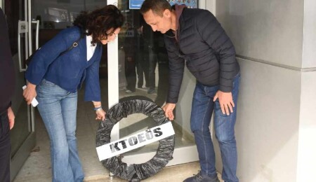 Milli Eğitim Bakanlığı'na siyah çelenk: Bakanlık yalan söylüyor, tam gün eğitim uygulanmıyor