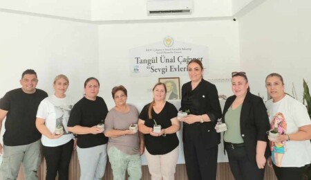 Sevgi Evleri’nde anlamlı ziyaret: Bakıcı annelere anneler günü kutlaması