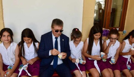 Üstel, Minareliköy Süt Toplama Merkezi’nin açılışına katıldı, öğrencilere süt ve dondurma dağıttı