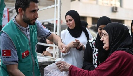 Cansuyu ekipleri 6 bin 900 Filistinli aileye kurban eti dağıttı